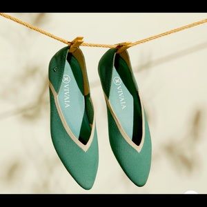 VÍVALA Pointed Flat Shoes Size 10